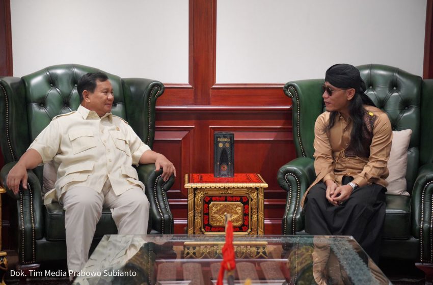  Bertemu Prabowo, Gus Miftah Hadiahkan ‘Blankon Jenderal Sudirman’