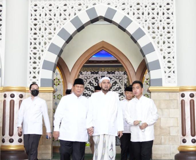  Didampingi Gibran, Lebaran Hari Pertama Prabowo Silaturahmi dengan Habib Syech di Solo