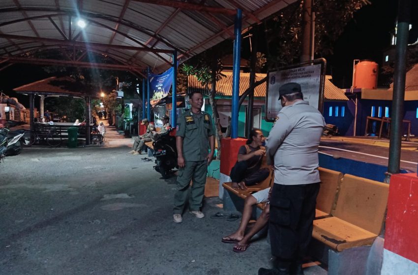  Antisipasi Hoax Patroli Malam Pulau Panggang Sambangi Warga