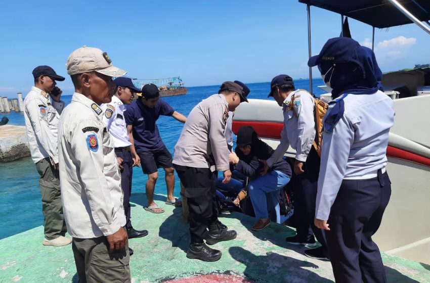 Polsek Kepulauan Seribu Utara Memberikan Pelayanan Humanis Kepada Penumpang Kapal
