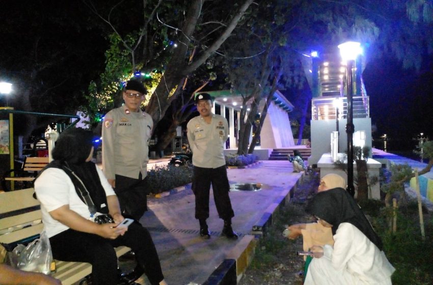  Polisi Sosialisasikan Bahaya Hoaks Melalui Giat Patroli Malam Dialogis di Pulau Pari