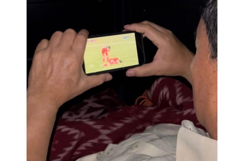  Prabowo Streaming Timnas U-22 Pakai Ponsel Sambil Sarungan, Netizen Banjiri Komentar Lucu