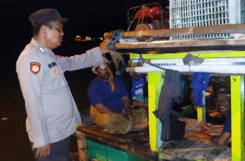  Patroli Malam Berikan Himbauan Keselamatan Berlayar kepada Nelayan di Pulau Tidung