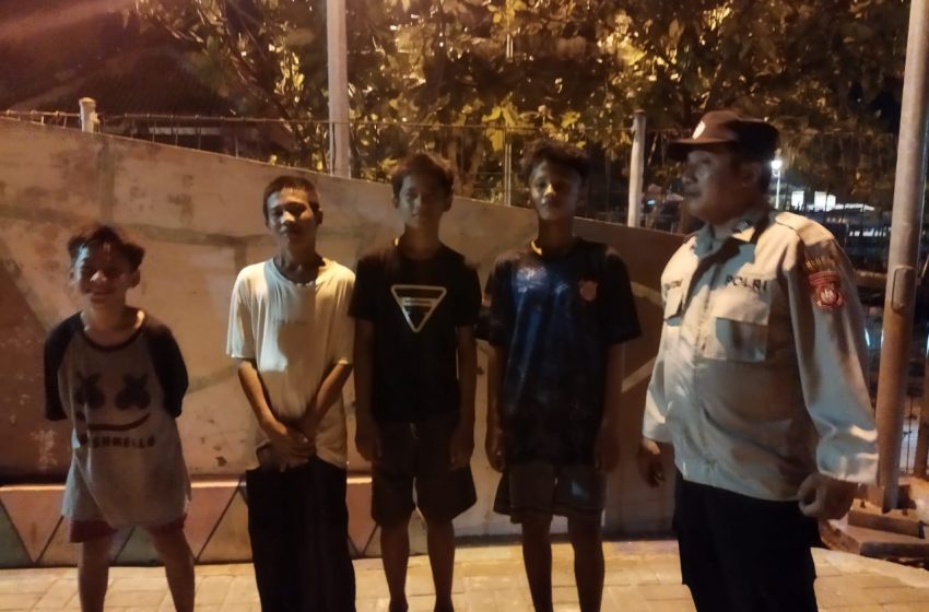  Polsek Kepulauan Seribu Selatan Gelar Patroli Malam Di Pulau Untung Jawa Antisipasi Kenakalan Remaja