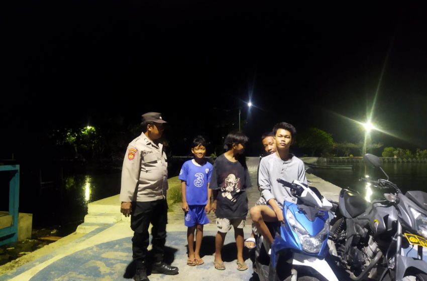  Patroli Malam Berikan Himbauan Kamtibmas Kepada Remaja Di Pulau Panggang