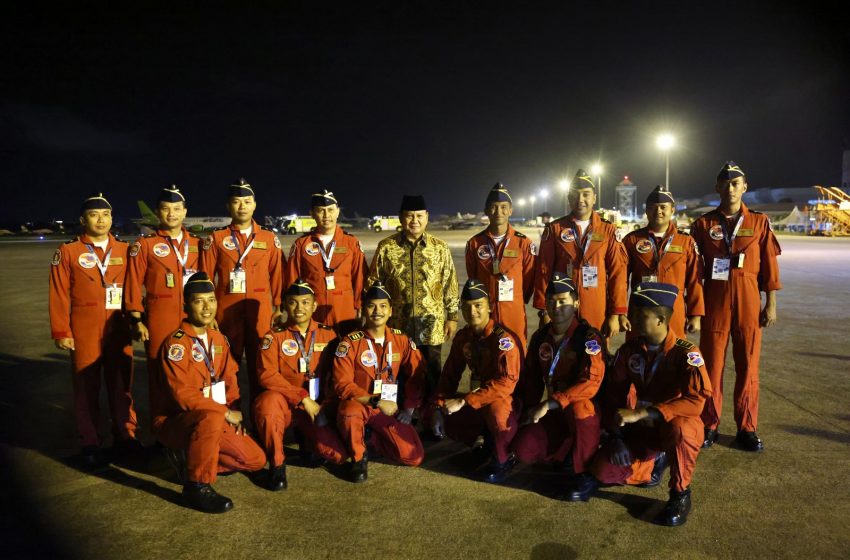  Prabowo Beri Selamat Tim Jupiter TNI AU, di Pameran Dirgantara Internasional Malaysia