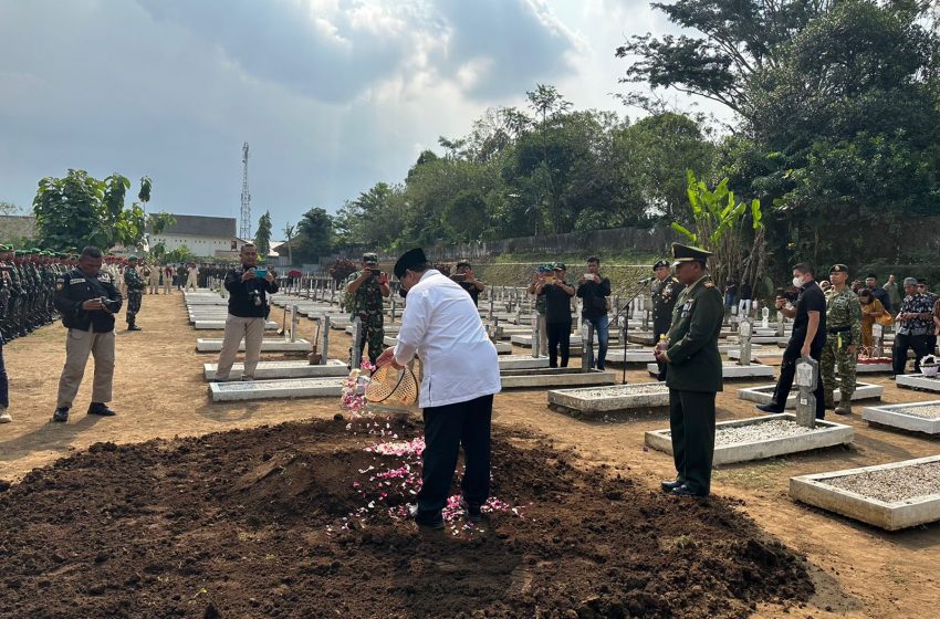  Menhan Hadiri Pemakaman Mayjen TNI (Purn) Mulclis Anwar di TMP II Ghiridharmoloyo