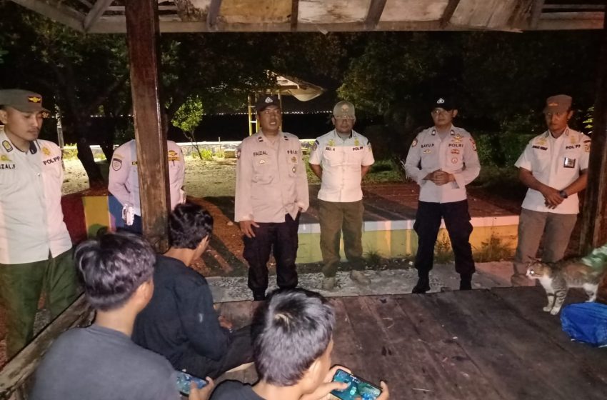  Patroli Malam Polsek Kepulauan Seribu Selatan Himbau Remaja Pulau Untung Jawa untuk Tidak Keluar Rumah hingga Larut Malam