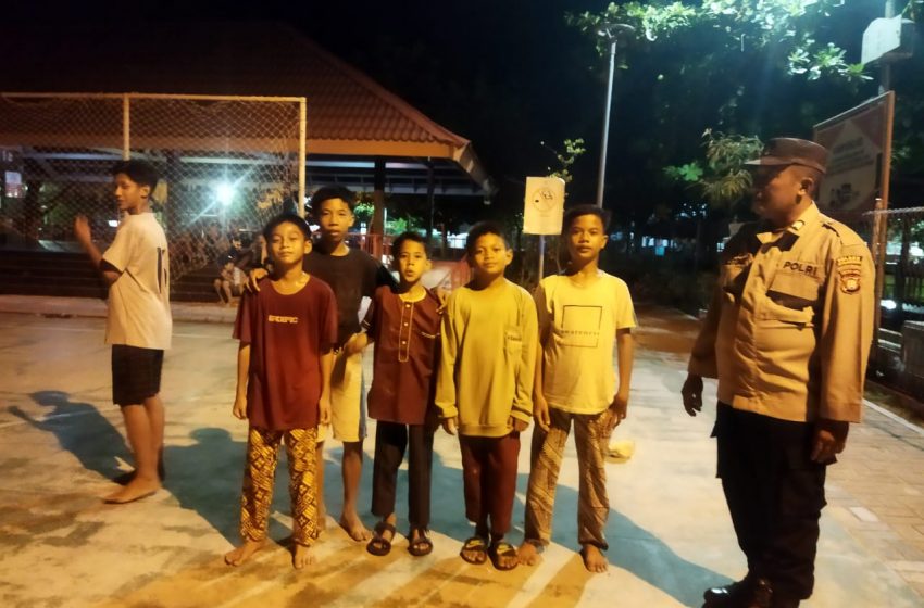  Polres Kepulauan Seribu Utara Patroli Malam Himbau Remaja Pulau Kelapa Agar Tidak Nongkrong Hingga Larut Malam