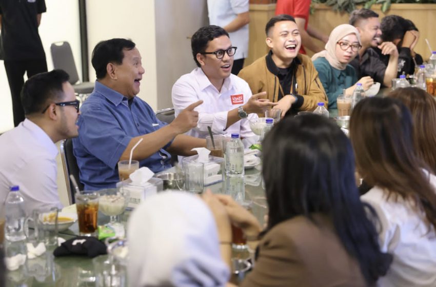 Minggu Santai Prabowo Makan Nasi Padang Bareng Jurnalis dan KOL di Kemang