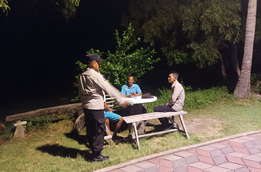  Anggota Patroli Malam Polsek Kepulauan Seribu Selatan Sambang dan Ajak Warga Sama-sama Jaga Kamtibmas