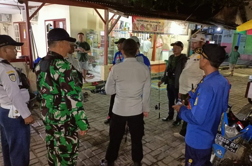  Patroli Malam Polsek Kepulauan Seribu dan TNI, Berikan Pengamanan kepada Wisatawan di Pulau Untung Jawa