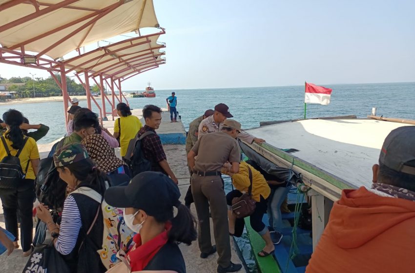  Polsek Kepulauan Seribu Selatan Gelar Pengamanan Dermaga di Pulau Untung Jawa dengan Humanis