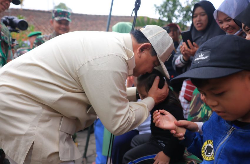  Di Koramil Lembang, Prabowo Cium Anak-anak dan Doakan Jadi Orang Sukses