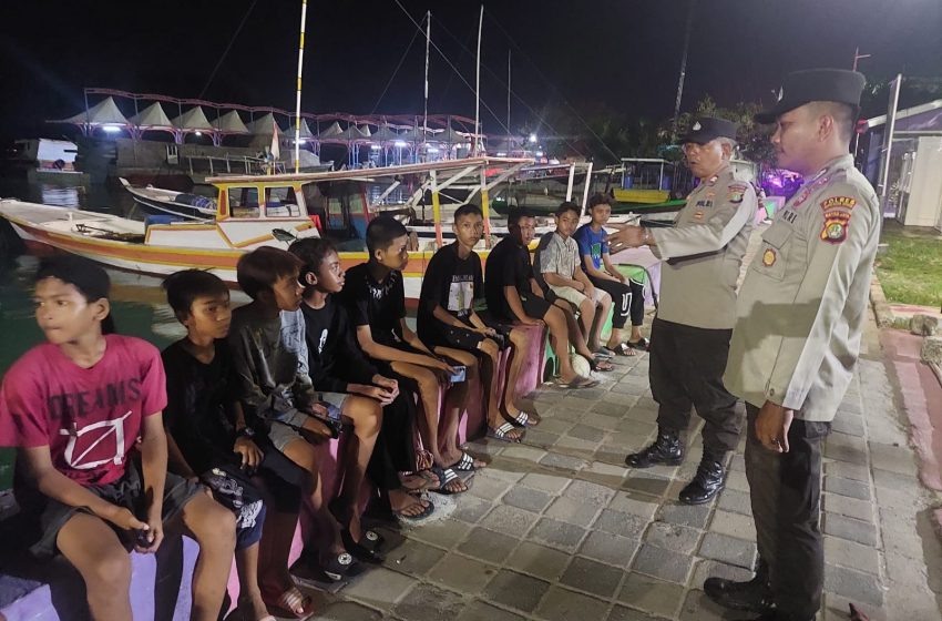  Polsek Kepulauan Seribu Utara Gelar Patroli Malam, Himbau Remaja Jauhi Narkoba dan Miras