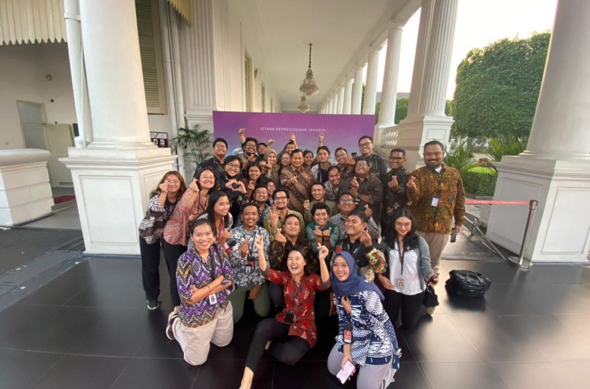  Kompak Berbatik, Prabowo Pose Finger Heart Bareng Pewarta Istana Usai Bertemu Jokowi