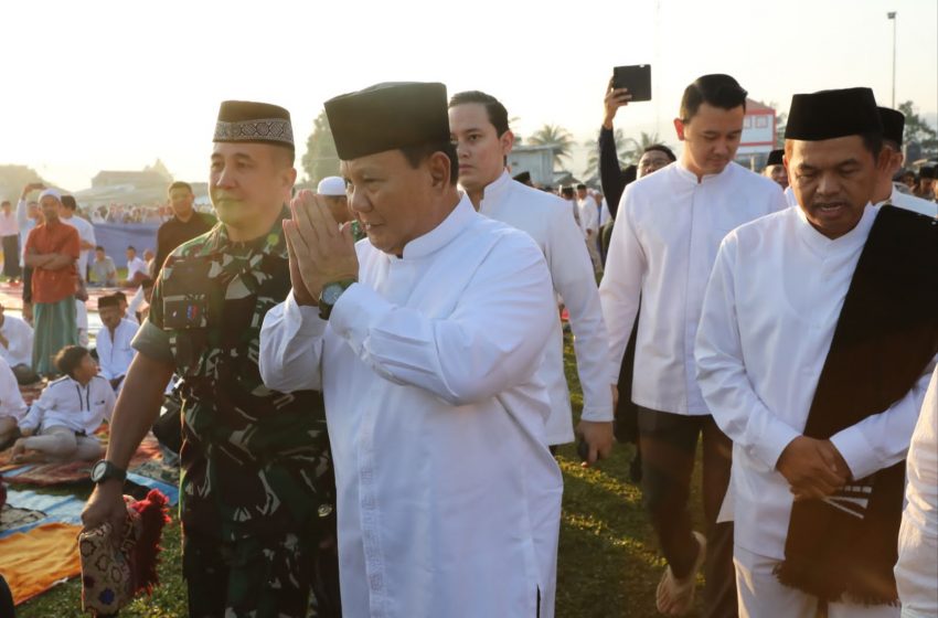  Momen Kebersamaan Prabowo Bersama Warga Kampung Cikalong Wetan Saat Sholat Idul Adha