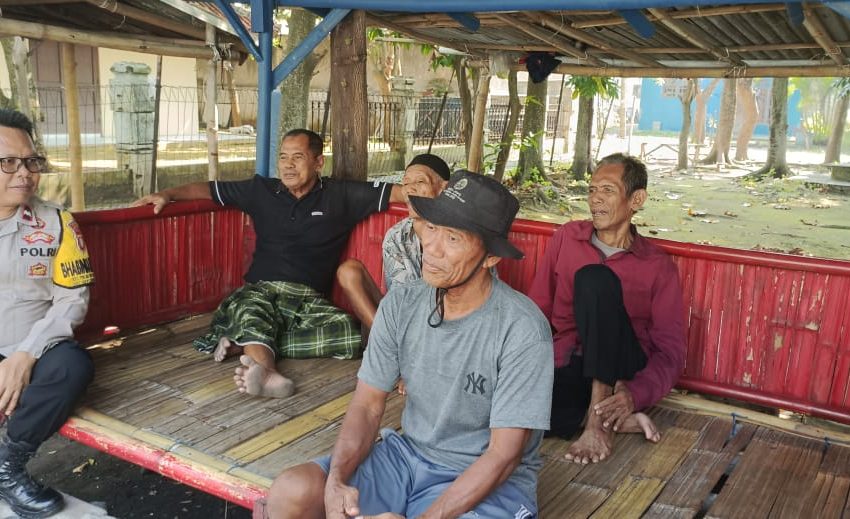  Bhabinkamtibmas Pulau Untung Jawa Membangun Silaturahmi dengan Masyarakat Melalui Sambang