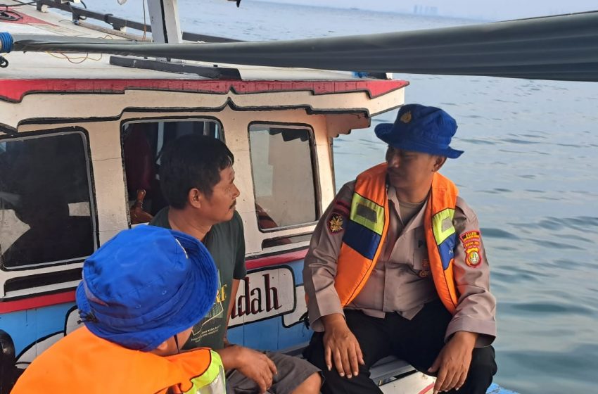  Team Patroli Satuan Polair Polres Kepulauan Seribu Sambangi Nelayan di Perairan Pulau Ayer