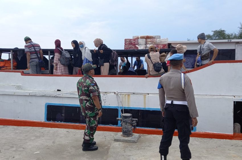  Polsek Kepulauan Seribu Utara Melakukan Pengamanan di Dermaga Pulau Harapan