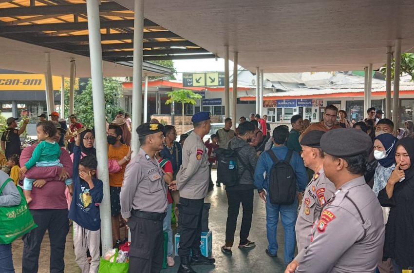  Polres Kepulauan Seribu Melaksanakan Pengamanan Keberangkatan Warga dan Wisatawan di Dermaga 16 dan 17 Marina Ancol