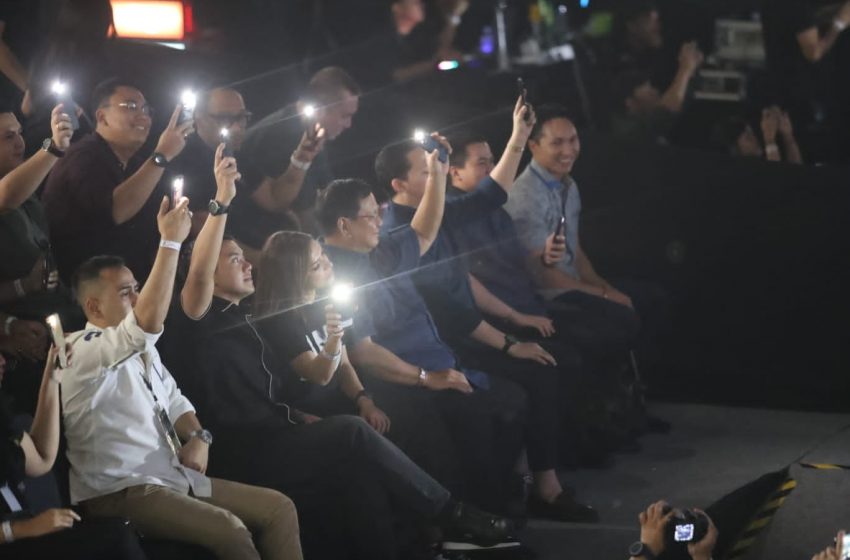  Prabowo Nyalakan Flash Light Handphone Saat Lagu “Lirih” Didendangkan Ari Lasso