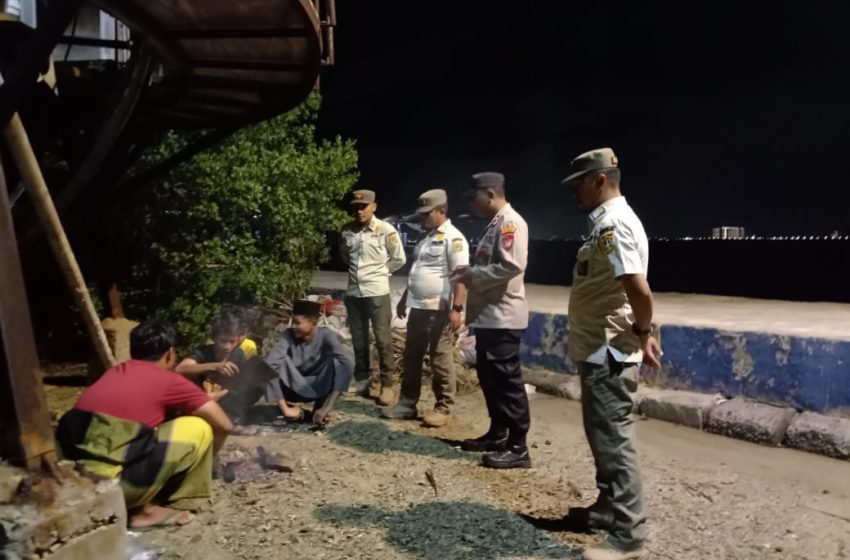  Polsek Kepulauan Seribu Selatan Patroli Malam Himbau Remaja di Pulau Pari