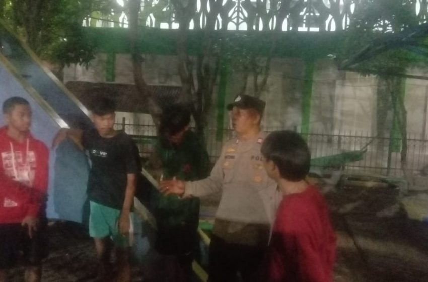  Polsek Kepulauan Seribu Utara Gelar Patroli Malam Dialogis Mengatasi Kenakalan Remaja di Pulau Kelapa