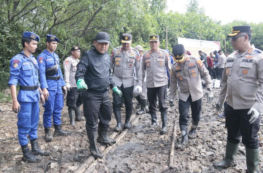  Polda Metro Jaya Bersihkan Sampah di Kawasan Mangrove Muara Angke