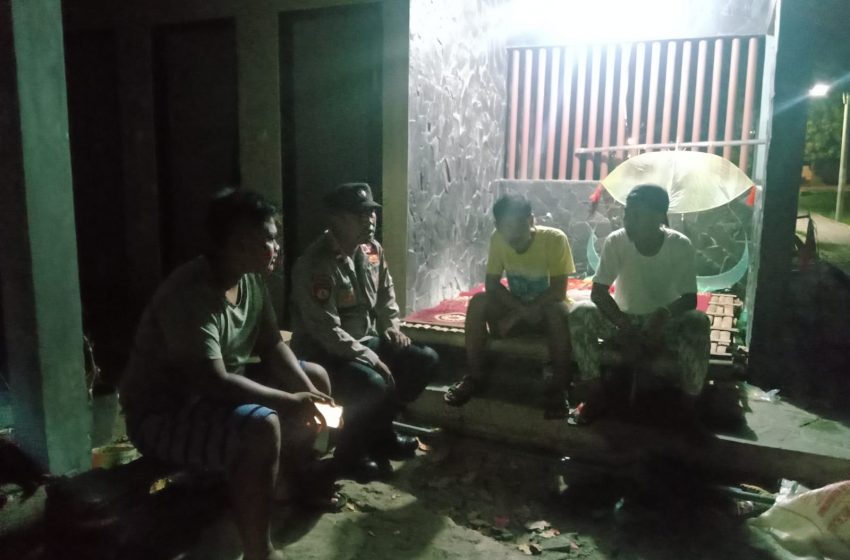  Polsek Kepulauan Seribu Selatan Patroli Malam Sambang, Ajak Remaja Pulau Untung Jawa 