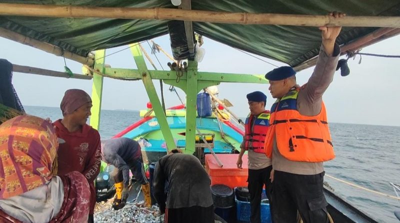  Team Patroli Laut Polair Polres Kepulauan Seribu Himbau Keselamatan Berlayar di Perairan Pulau Ayer