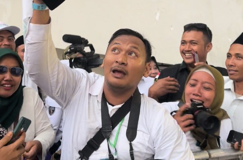  Disambut Hangat, Prabowo Berikan Peci ke Pemuda PKB Saat Acara Harlah