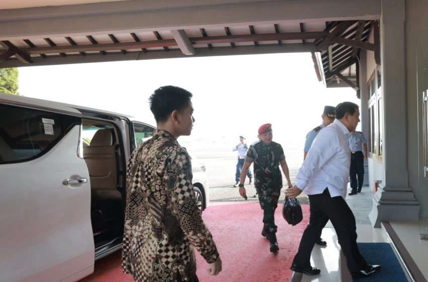  Semobil, Prabowo Ditemani Gibran Sebelum Berangkat Bareng Jokowi ke Malang