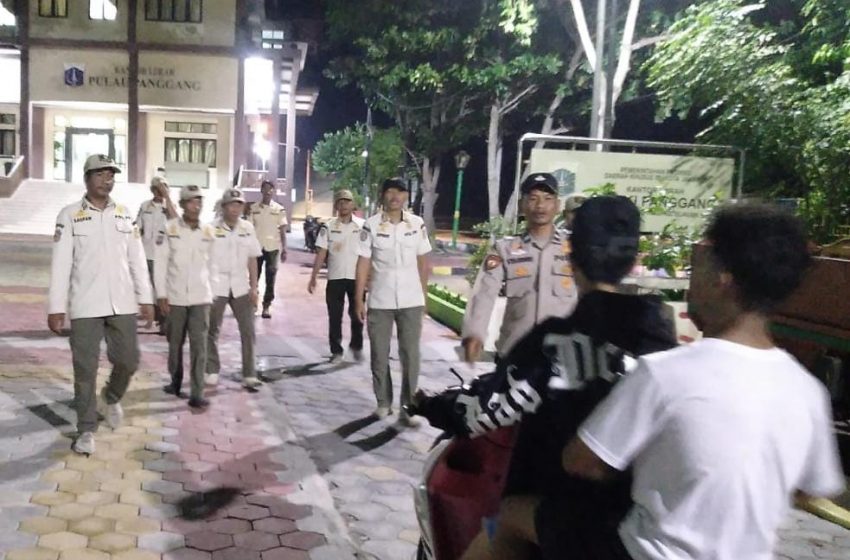  Polisi dan Satpol PP Ciptakan Kondisi Aman dengan Patroli Malam di Pulau Harapan