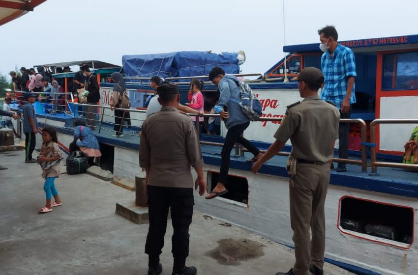  Polsek Kepulauan Seribu Utara dan Satpol PP Pulau Kelapa Amankan Kedatangan Kapal Penumpang 