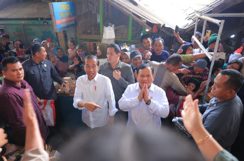  Prabowo Dampingi Jokowi Blusukan di Pasar Bululawang Malang
