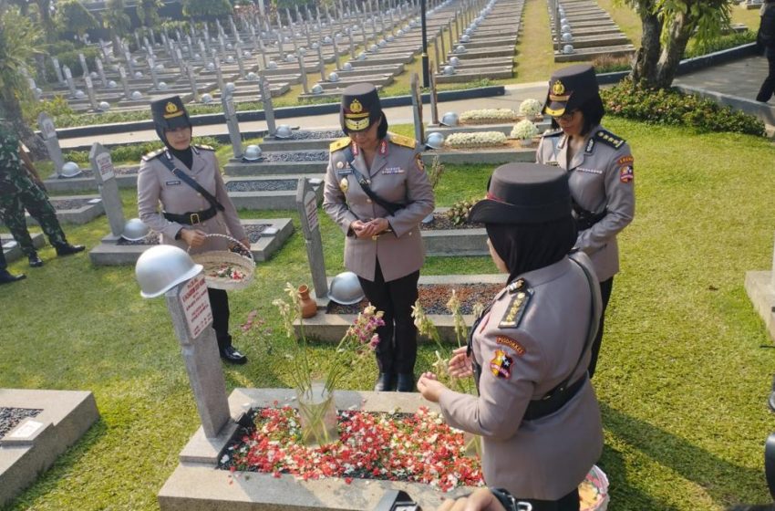  Peringati HUT Ke-75, Polwan Ziarah ke Makam Habibie hingga Ani Yudhoyono