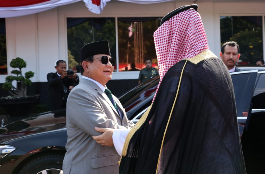  Usai Bertemu Bahas Kerja Sama Pertahanan, Prabowo Antar Pangeran Khalid Kembali ke Bandara Halim