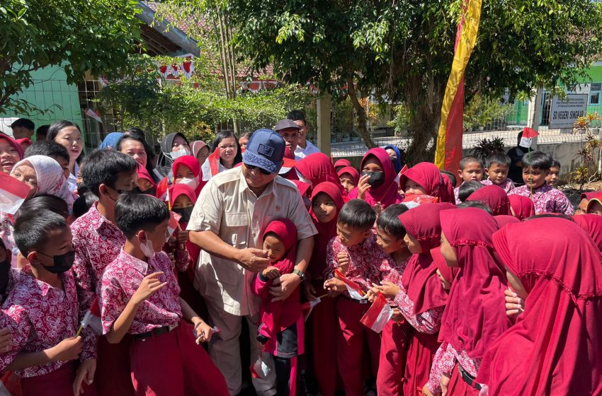  Suasana Ceria Prabowo Bareng Siswa SD di Gunung Kidul: Belajar Yang Baik Ya!