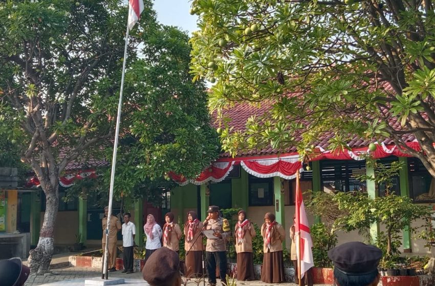  Briptu Andika Fajar Memimpin Upacara Peringatan Hari Pramuka ke-62 di SDN 03 PG Pulau Tidung
