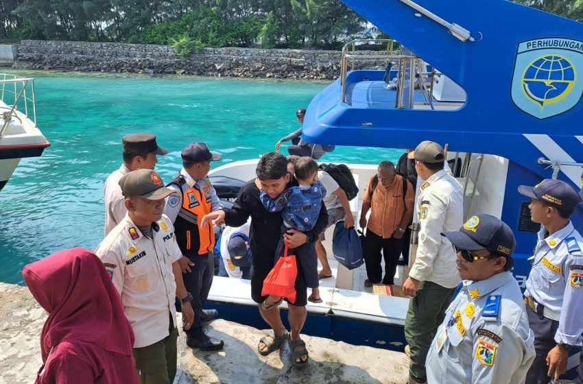  Polsek Kepulauan Seribu Selatan Amankan Kedatangan Kapal Penumpang dan Cegah Miras serta Narkoba di Pulau Pari