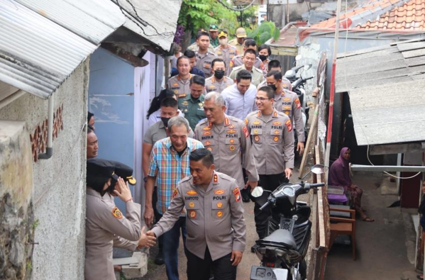  Kapolda Metro Jaya Serahkan Kunci Bedah Rumah Bulan Bhakti Presisi Hari Bhayangkara ke-77 di Jaksel