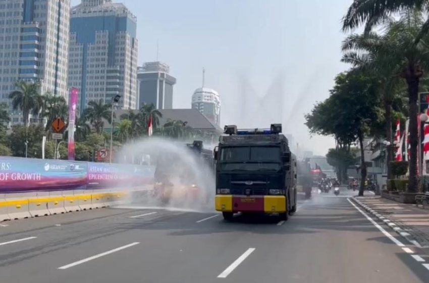  Kurangi Dampak Polusi Udara, Polda Metro Jaya Kerahkan 4 Mobil Water Cannon Semprot Jalan Protokol