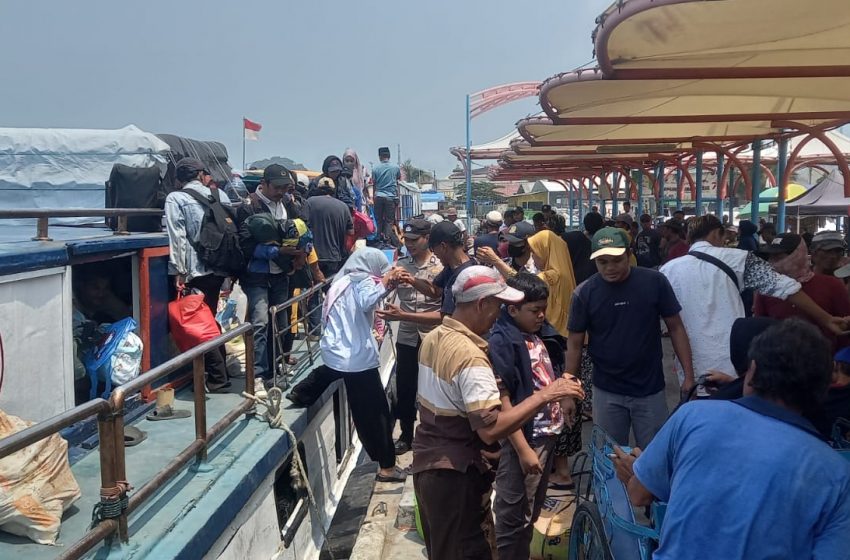  Polsek Kepulauan Seribu Utara Berikan Pelayanan dan Pengamanan di Dermaga Utama Pulau Kelapa