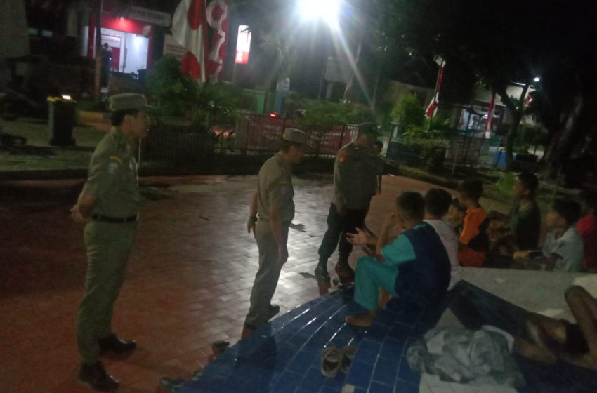  Polsek Kepulauan Seribu Selatan Patroli Malam Sambang Remaja di Pulau Untung Jawa untuk Cegah Kenakalan Remaja