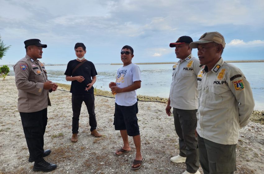  Bhabinkamtibmas Pulau Pramuka, Bripka Marwansyah, Sambangi Wisatawan dan Sosialisasikan Keselamatan Laut