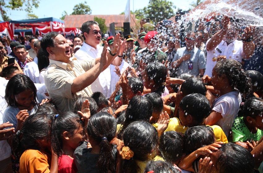  Momen Prabowo Bermain Air Bersama Anak-anak di Pulau Moa