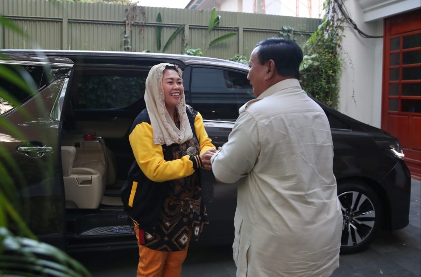  Yenny Wahid Tiba di Kediaman Prabowo, Disambut Langsung di Depan Mobil