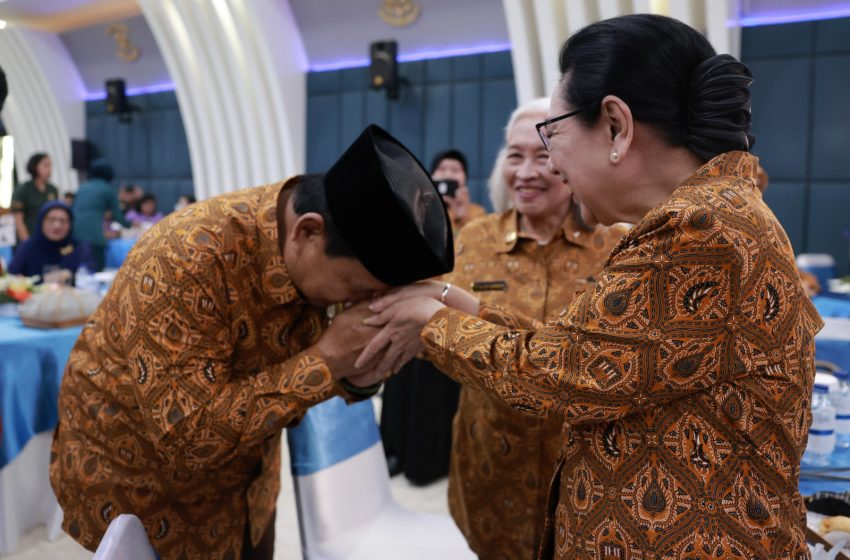  Santun dan Hormat, Prabowo Sapa dan Cium Tangan Istri Para Senior di HUT ke-64 PEPABRI