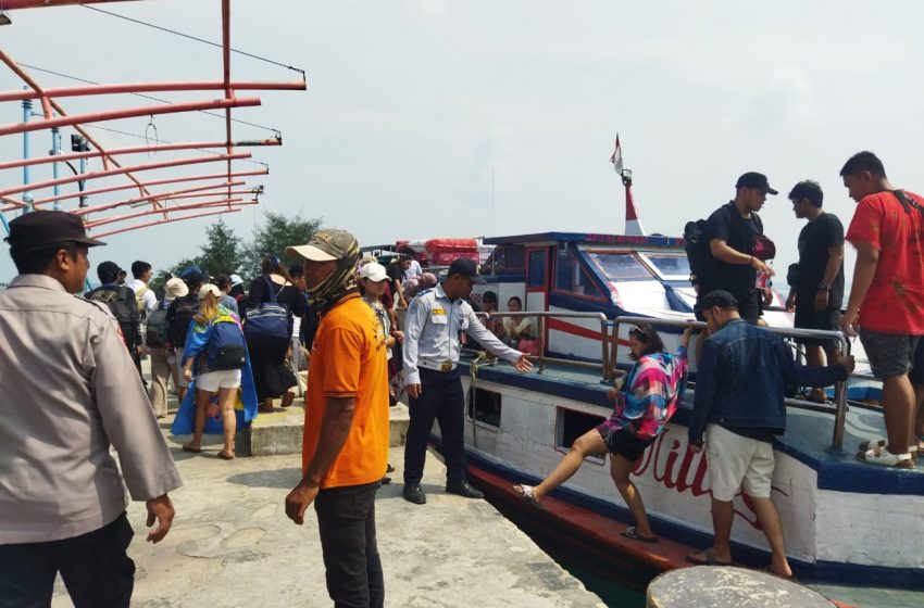  Polsek Kepulauan Seribu Utara dan Satpol PP Kelurahan Pulau Pramuka Kolaborasi Amankan Kedatangan Kapal Penumpang 
